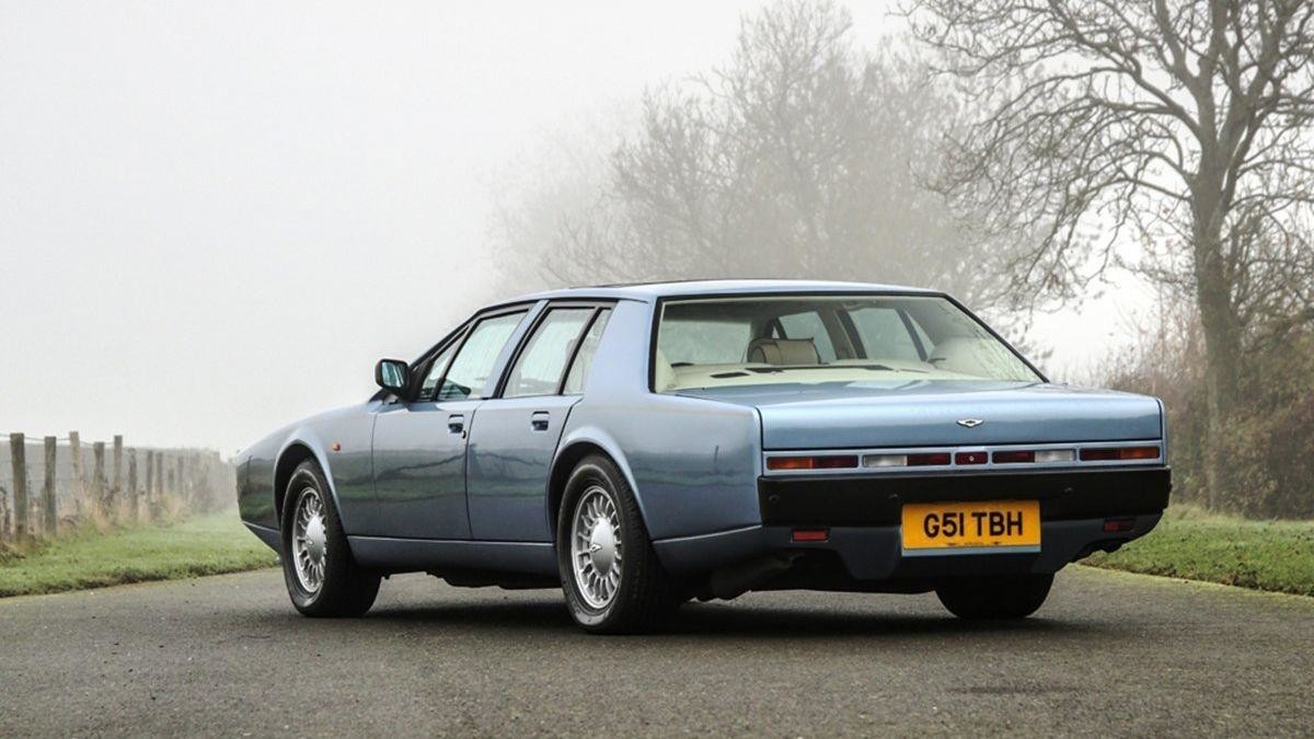 Автомобиль увеличил. Aston Martin Lagonda 1995. Aston Martin Lagonda Series 4. Aston Martin Lagonda 1994. Aston Martin Lagonda v8 Series IV Coupe.