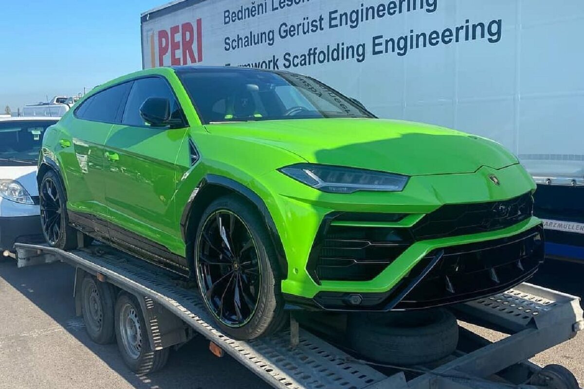 Lamborghini Urus бирюзовый